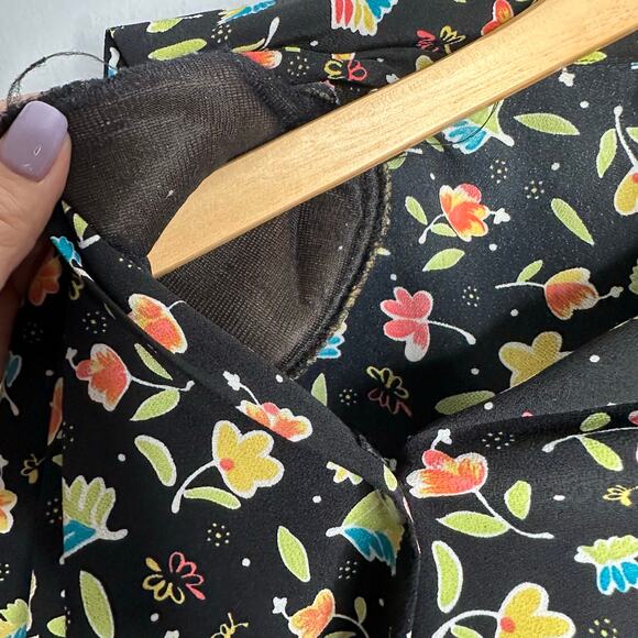 Vintage Fundamental Things Petites Women’s Black Floral Button-Down Shirt - Picture 6 of 6